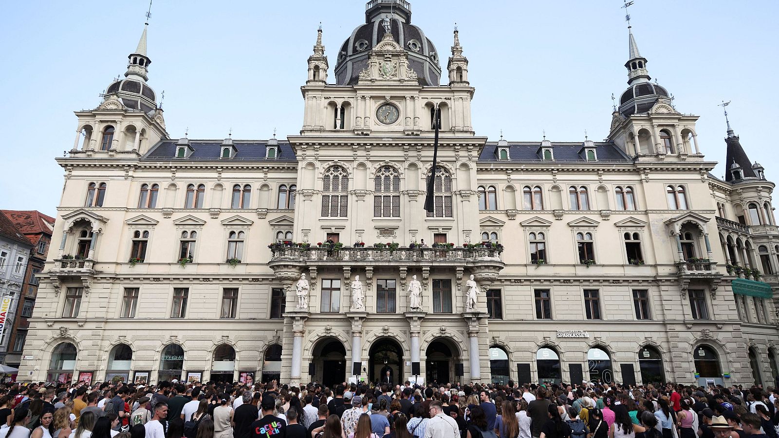 Continua la investigación sobre el tiroteo en Austria - Telediario 2 | Ver