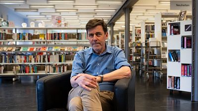 El escritor Peter Stamm ordena 'El archivo de los sentimientos'