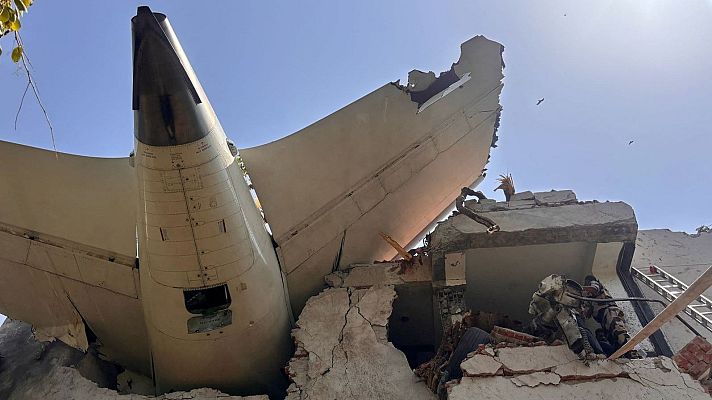 Telediario 1 - Un Boeing 787 con 242 personas a bordo se estrella con una zona residencial tras despegar de la India