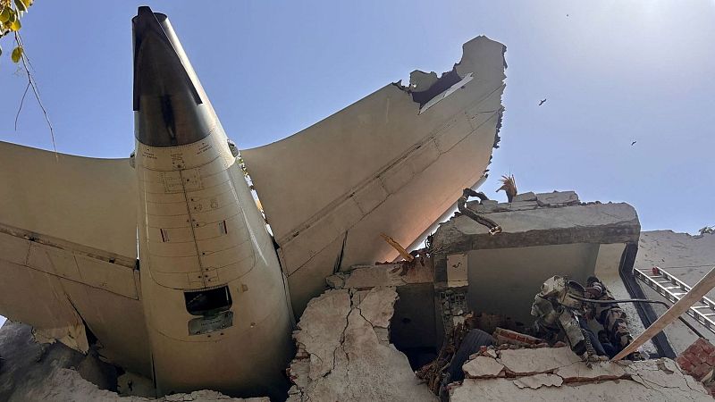 Un Boeing 787 con 242 personas a bordo se estrella en India | Ver
