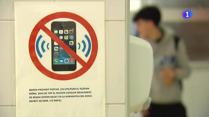 L'Informatiu - Sense mòbils a les aules a partir del curs vinent, també a l'ESO
