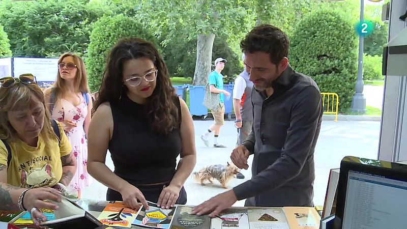 La influencer Mnica Antn, en la Feria del Libro - En lengua de signos | Ver