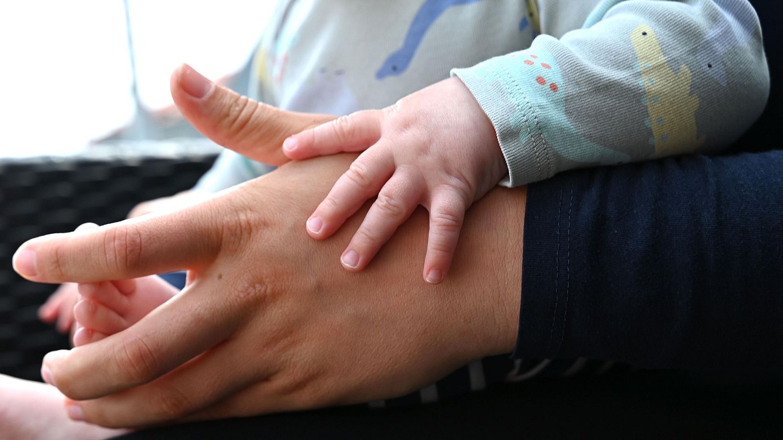 Permiso parental retribuido: España sigue sin cumplir la directiva europea | Ver