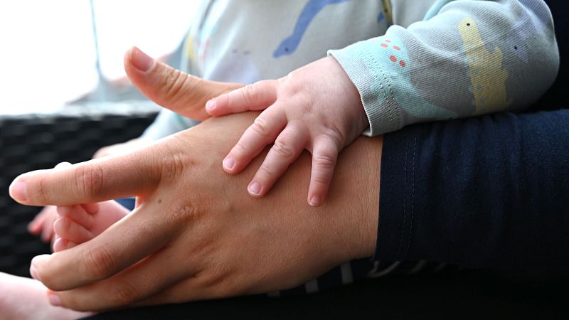 Permiso parental retribuido: España sigue sin cumplir la directiva europea | Ver