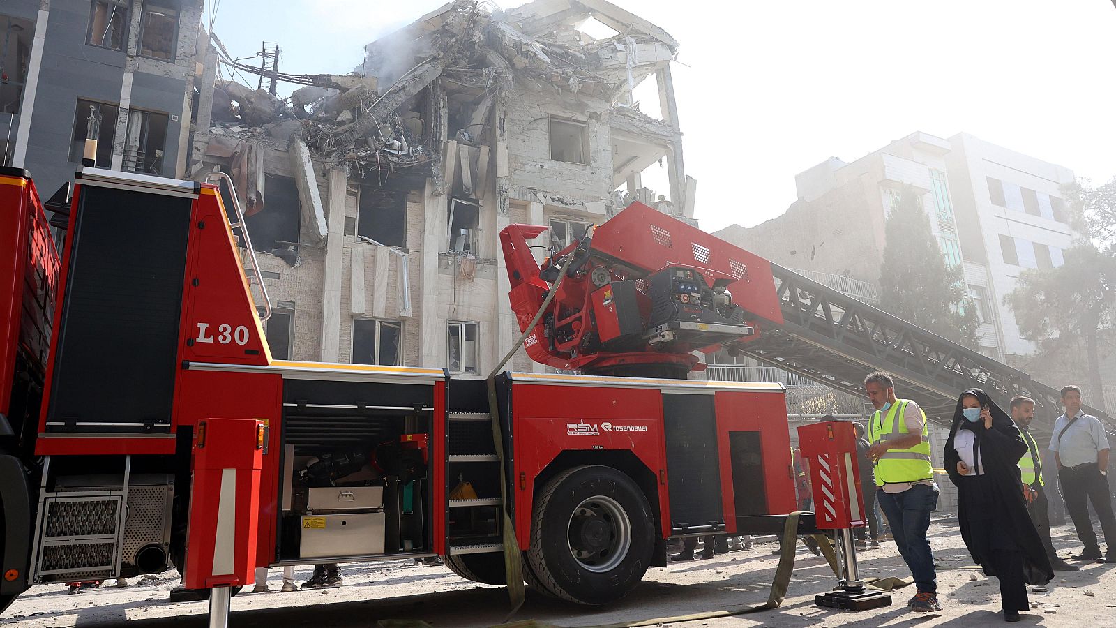 El ataque de Israel a Irán compromete las negociaciones entre EE.UU. y Teherán - Telediario 2 | Ver