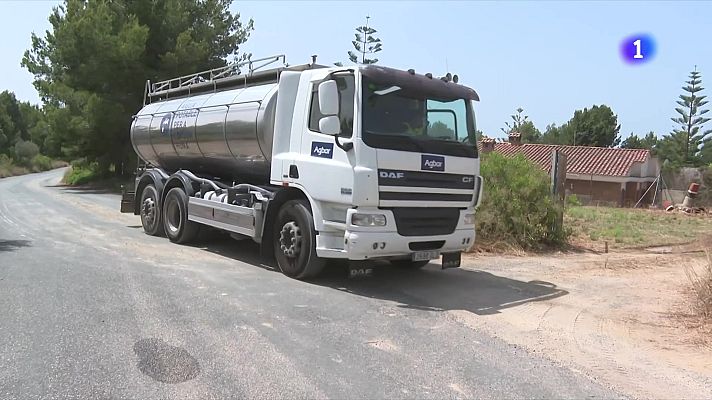 L'Informatiu - Els veïns de la urbanització la Cativera, a Tarragona, reben aigua amb cisternes