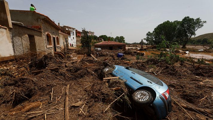 Telediario Fin de Semana - Los vecinos de Azuara caminan por el fango con el miedo aún metido en el cuerpo