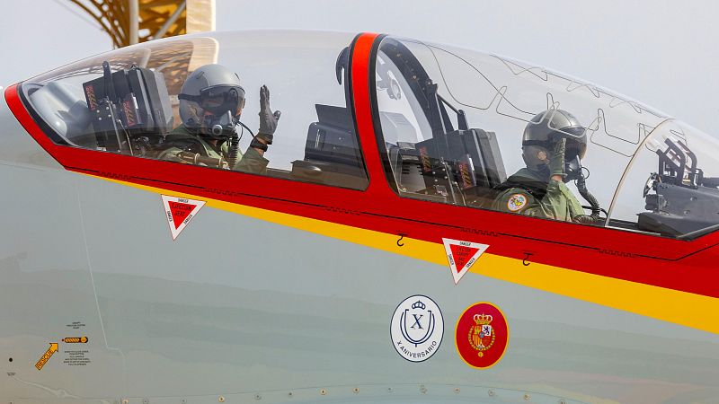 El rey prueba el avión en el que se formará la princesa Leonor