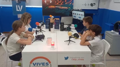 La redacción de 'Vives la radio', del CEIP Luis Vives de Parla, escucha su informativo en Radio 5