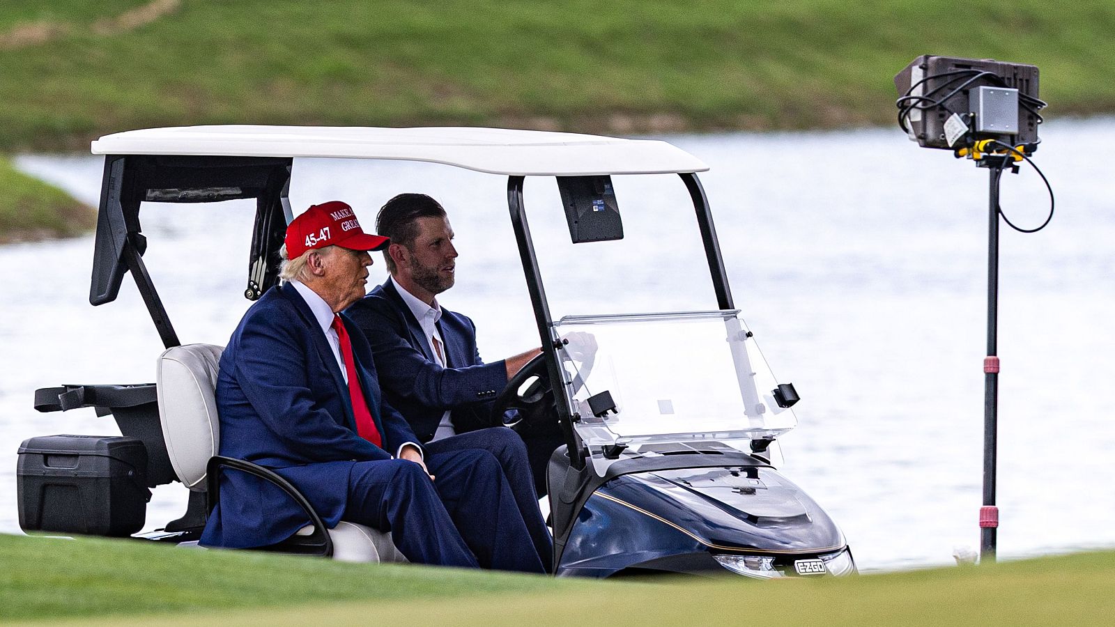 Donald Trump saca al mercado un teléfono móvil propio, el T1 - Telediario 1 | Ver