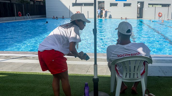 Telediario 1 - Faltan socorristas en las piscinas: una profesión con sueldos bajos y trabas burocráticas