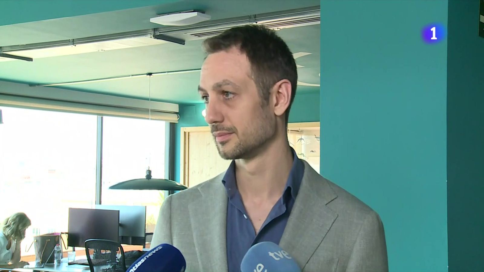 Collboni avisa Airbnb que "ningú està per sobre de les lleis" - L'Informatiu | Veure