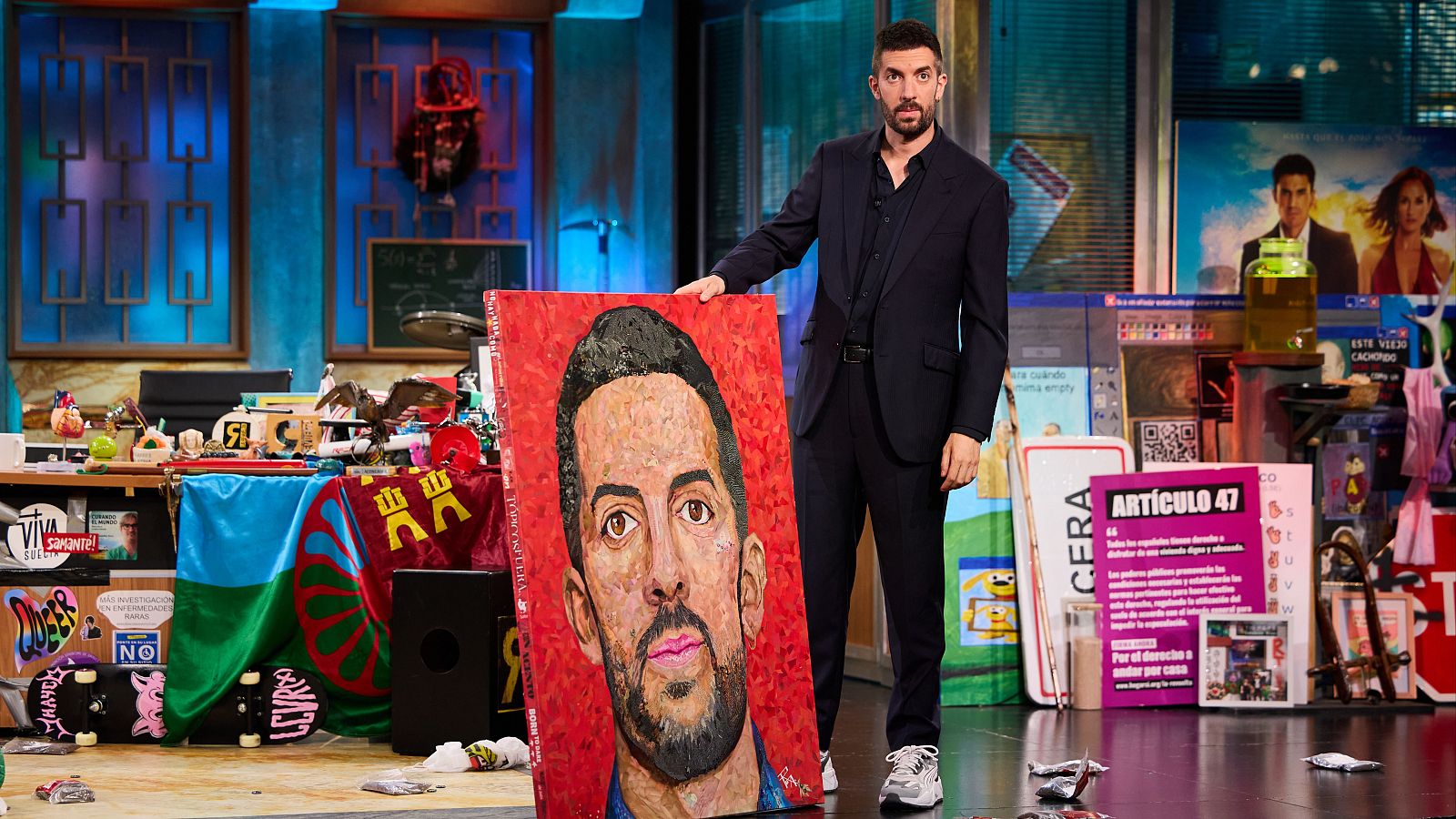 La Revuelta | Un retrato gigante de Broncano hecho con collage - La Revuelta | Ver