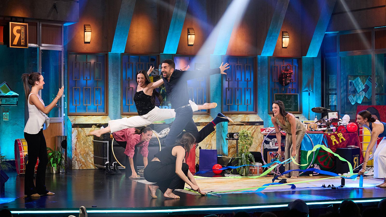 La Revuelta | Broncano aprende a hacer gimnasia rítmica - La Revuelta | Ver