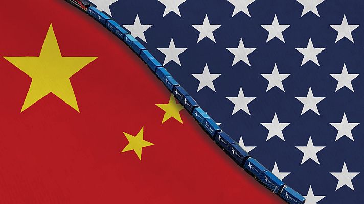 Banderas de China y EE.UU. separadas por un tren azul que parece dirigirse de China a EE.UU., representando el intercambio comercial.