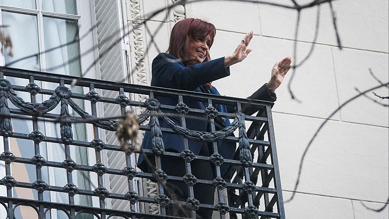 La expresidenta argentina pasa su primera noche de arresto domiciliario | Ver