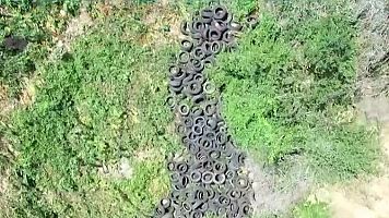 Un abocador illegal de pneumtics posa Collserola en risc d'incendi forestal