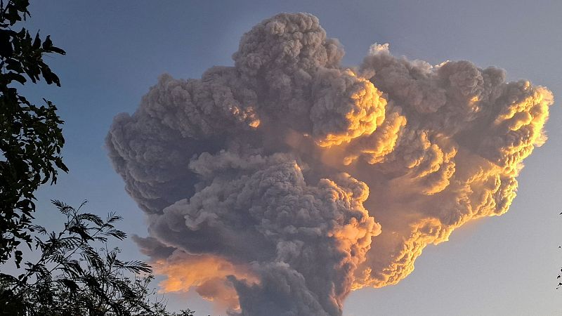 Alerta en Indonesia por la erupción del volcán Lewotobi - La tarde en 24h | Ver