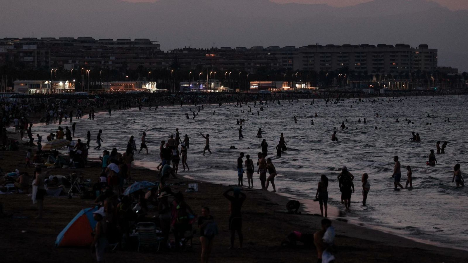 Noches tropicales: las enemigas del descanso - Especiales informativos | Ver