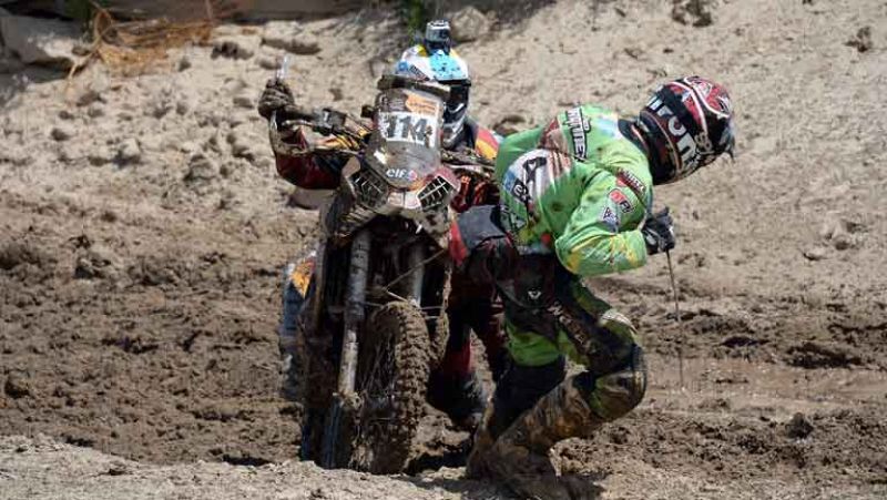 Este personaje puede presumir ya de que un día fue noticia en el Telediario. Seguro que casi nadie de ustedes conoce a Paco Martínez. Pues bien, su compromiso y su solidaridad en el Dakar merece la pena ser destacada.