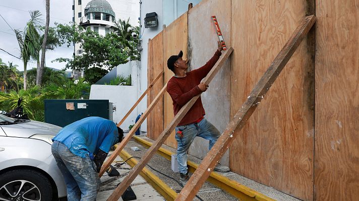 Informativo 24h - El huracán Erick, de categoría cuatro, amenaza México: "Es extremadamente peligroso"