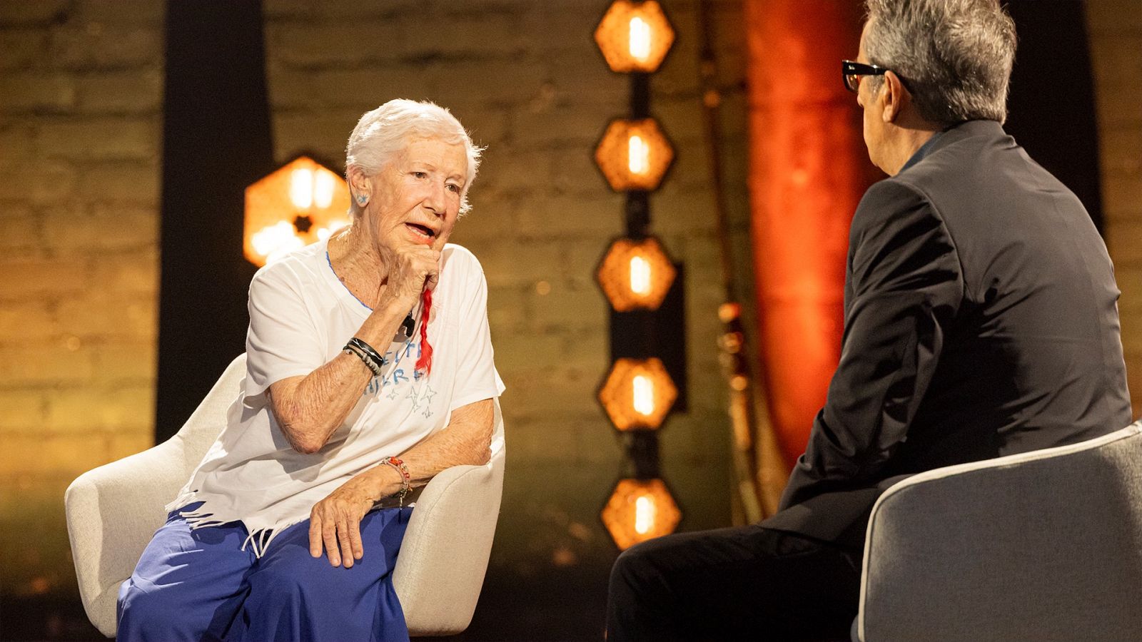 La abuelita mochilera aterriza en Futuro Imperfecto - Futuro imperfecto | Ver