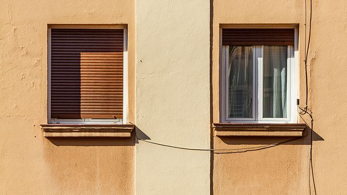 Telediario 1 - Gente sin casas, casas sin gente