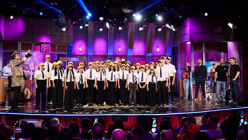 La Revuelta | El coro Las Veredas canta "Como Camarón" de Estopa - La Revuelta | Ver