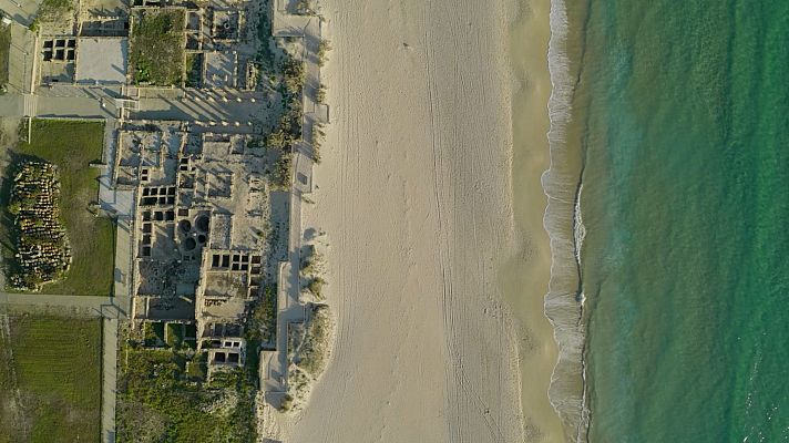 Ruinas arqueológicas junto al mar, posiblemente romanas, en una imagen promocional del documental \"Tierra de Atlantes\".