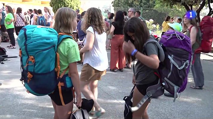 L'Informatiu - Els infants inicien les vacances marxant de colònies