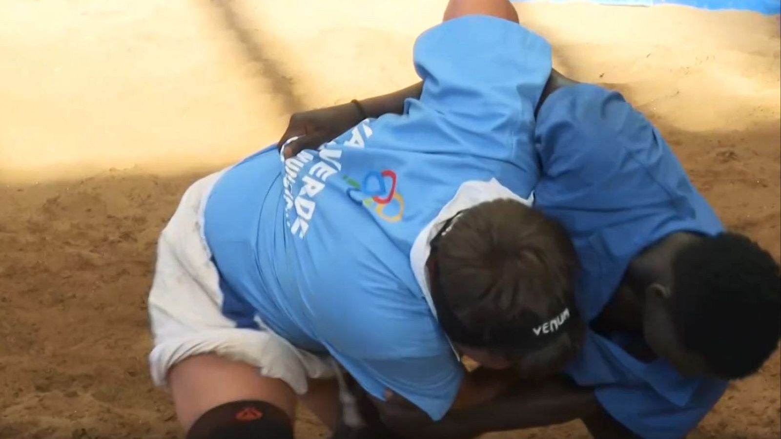 Los migrantes ayudan a mantener la tradición de la lucha canaria | Ver