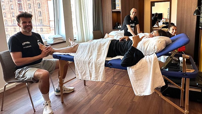 RTVE con el otro equipo de la selección en el Eurobasket: los fisios de España