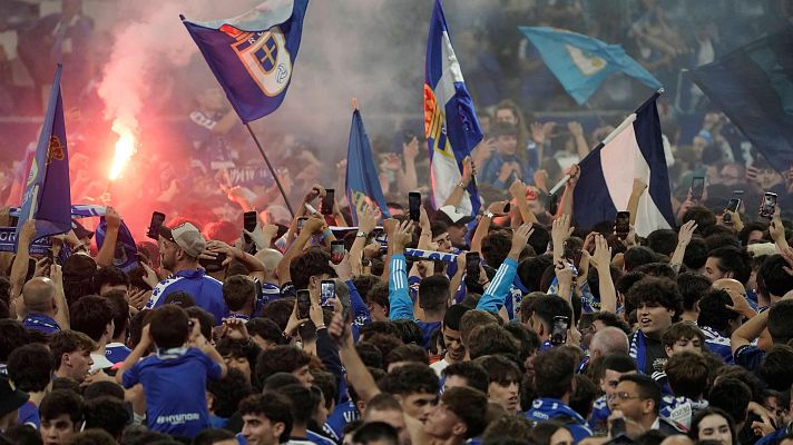 Los Deportes de La1 - La afición carbayona abarrota las calles de la ciudad tras el ascenso del Real Oviedo 24 años despues