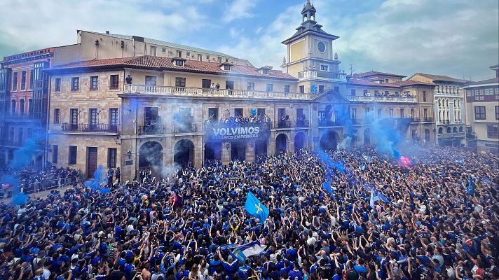 Telediario Matinal - Miles de oviedistas llenan las calles de su ciudad en la fiesta del día siguiente al ascenso
