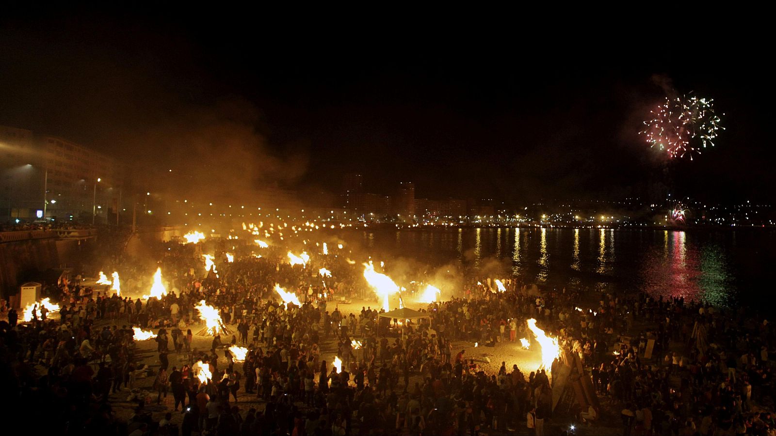 España se prepara para vivir la mágica noche de San Juan - Telediario 1 | Ver