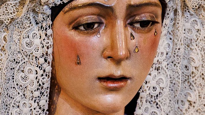 Telediario 1 - Las pestañas, recién restauradas, de la Virgen de la Macarena fuente de polémica y descontento
