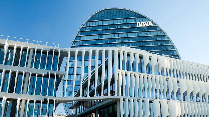 El Gobierno autoriza la opa del BBVA al Sabadell pero aplaza la fusión