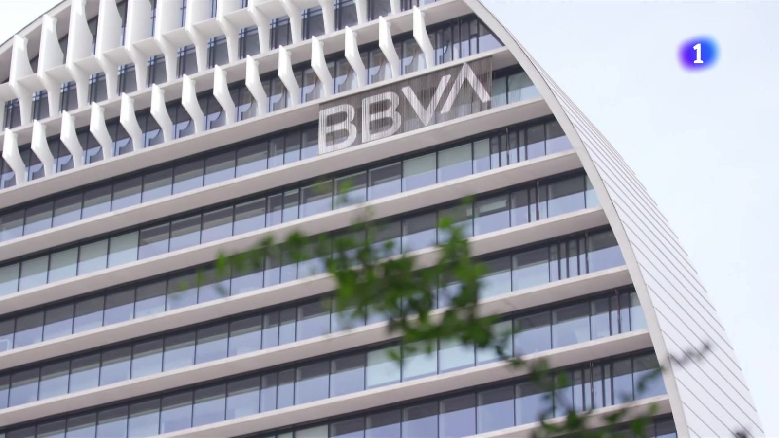 El BBVA estudia si retira l'OPA al Sabadell