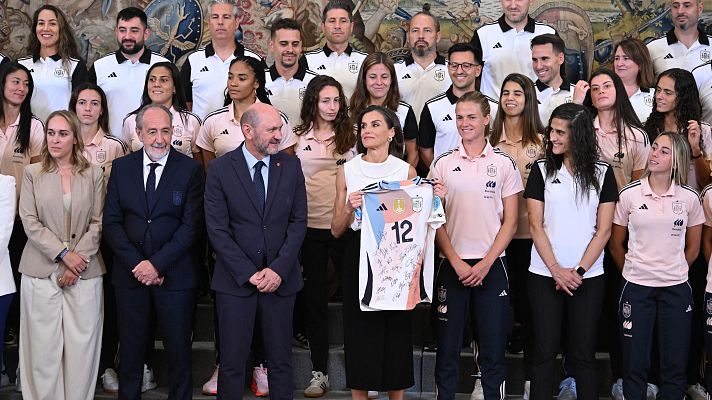 Los Deportes de La1 - La reina Letizia arropa a la selección femenina antes de viajar a Suiza para disputar la Eurocopa 2025