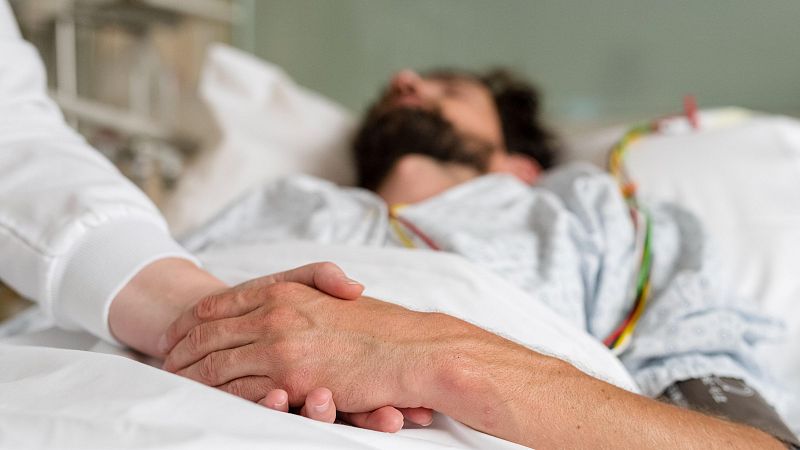 Asociaciones y familias piden agilizar los plazos de la eutanasia - Telediario 2 | Ver