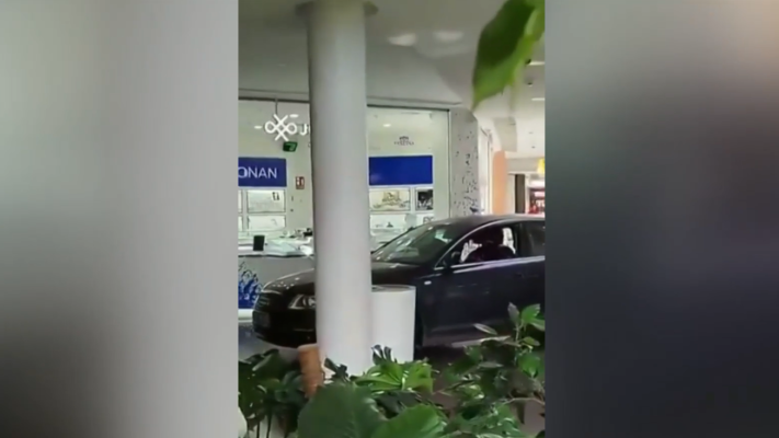  - El centro comercial Parquesur, en Leganés, desalojado por un alunizaje a plena luz del día