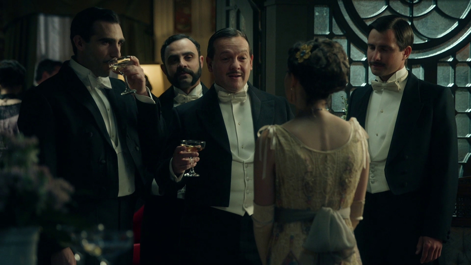 La Promesa - Lorenzo y sus amigos incordian a Ángela - La promesa | Ver