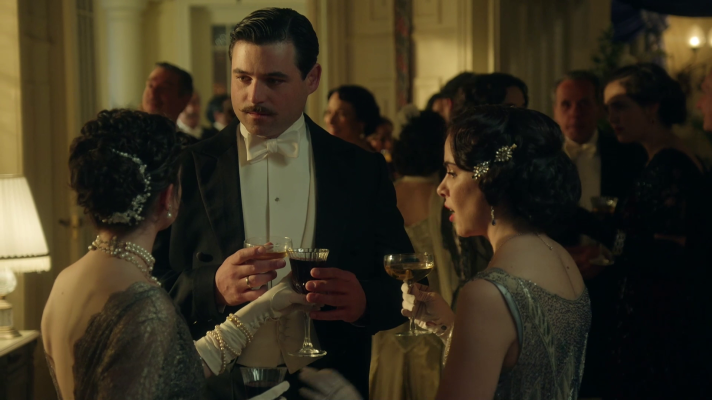 La promesa - Manuel es acosado por las jóvenes de la fiesta