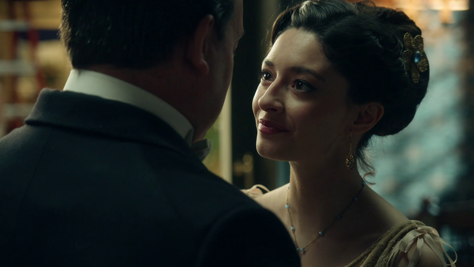 La Promesa - Ángela se defiende con un puñetazo al marqués de Andújar - La promesa | Ver