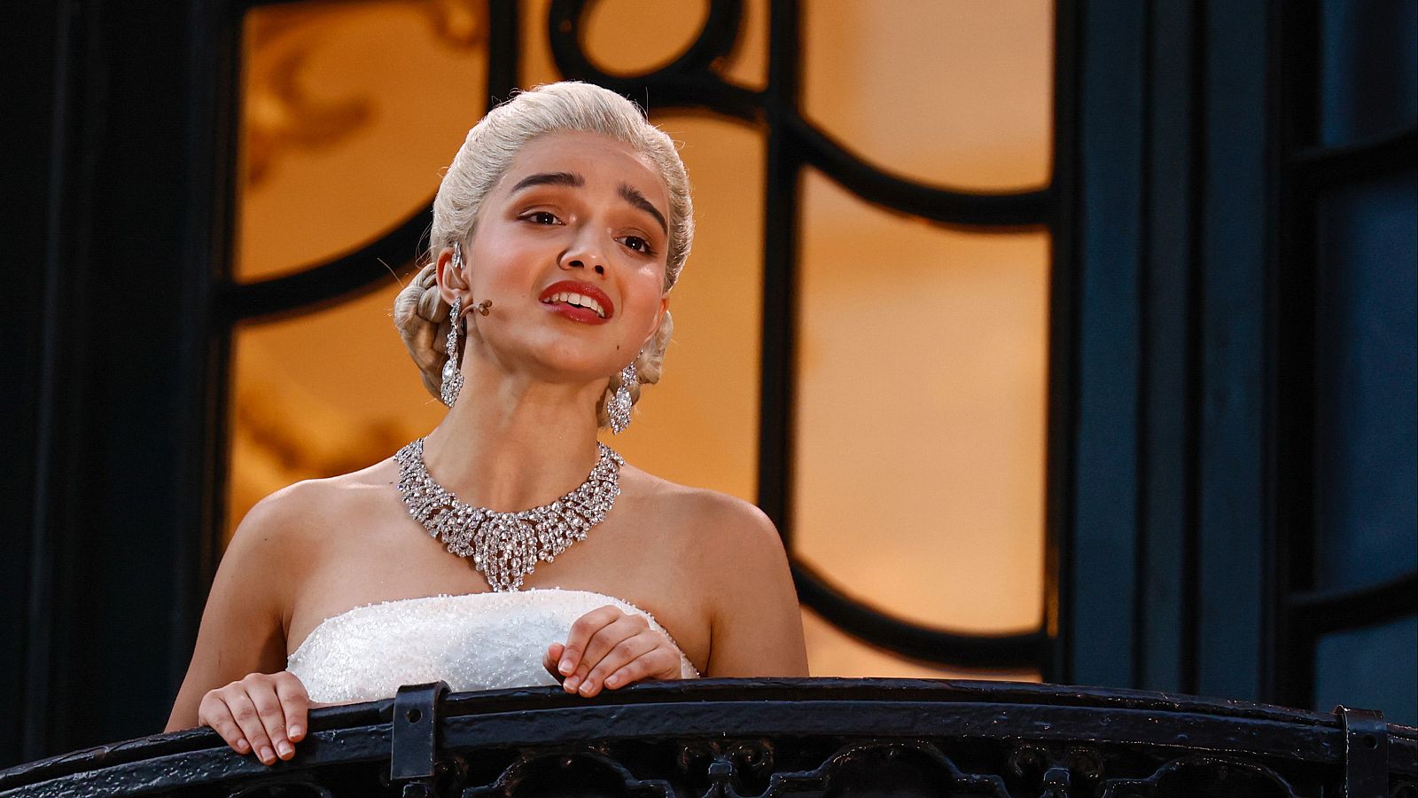 Rachel Zegler sorprende en Londres cantando "No llores por mí, Argentina" - Telediario 2 | Ver