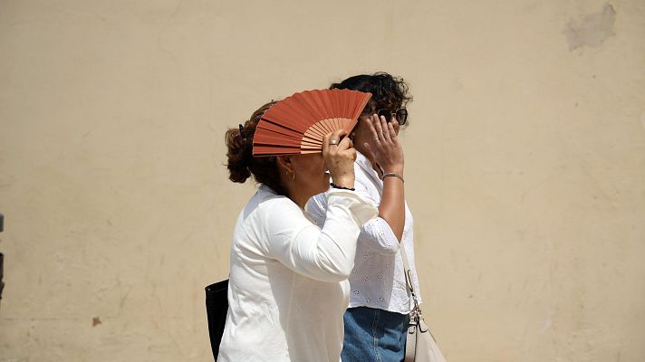 Telediario 1 - Llega la primera ola de calor del verano