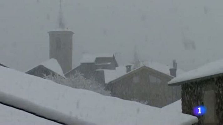 L'Informatiu - Les intenses nevades obliguen a suspendre  classes a municipis del Pirineu de Lleida