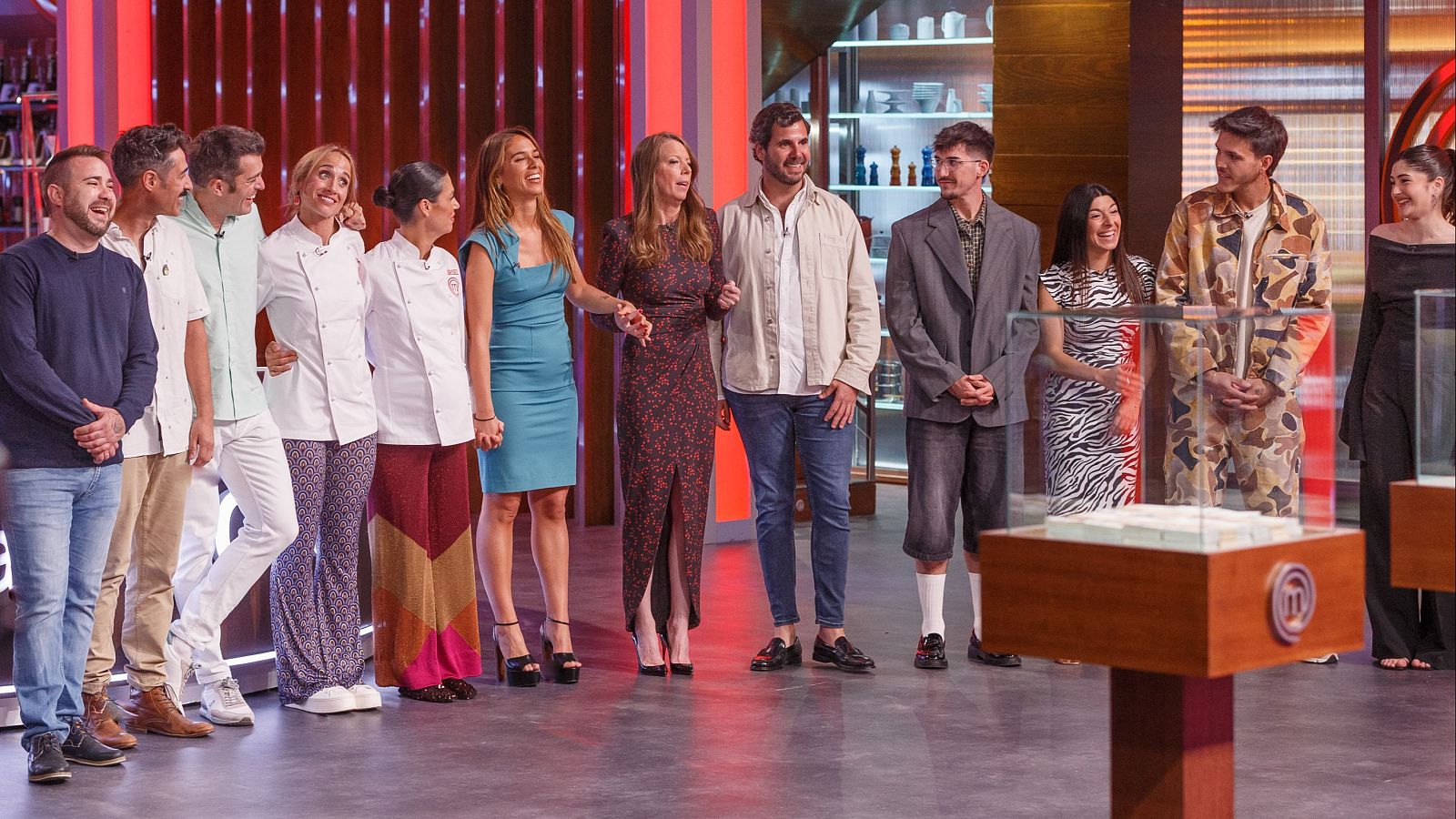 Los ex aspirantes de MasterChef 13 vuelven para animar a las duelistas - MasterChef | Ver