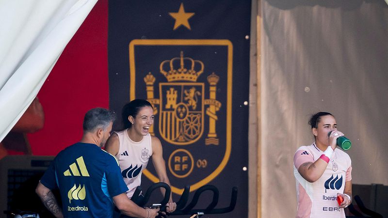 Aitana y Cata Coll entrenan en el césped antes del debut de España en la EURO - Los Deportes de La1 | Ver