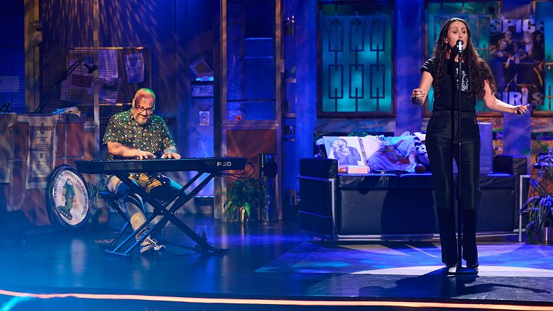 La Revuelta | Clara Montes canta "Sevillanas del Levante"